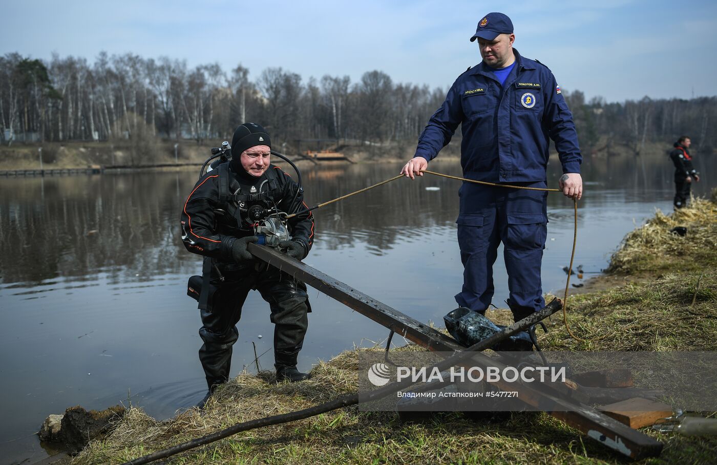 Очистка дна водоема от мусора 