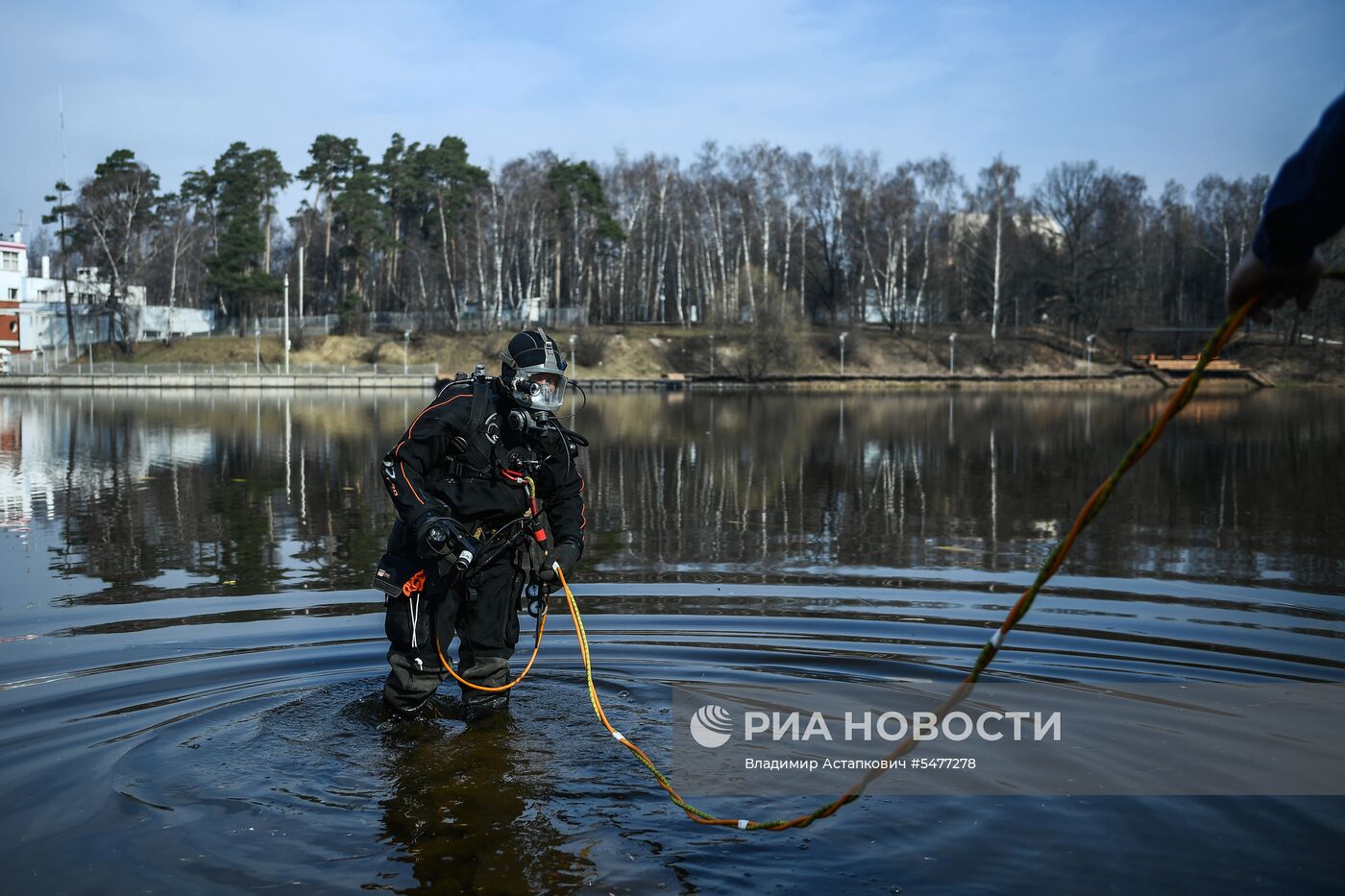 Очистка дна водоема от мусора 