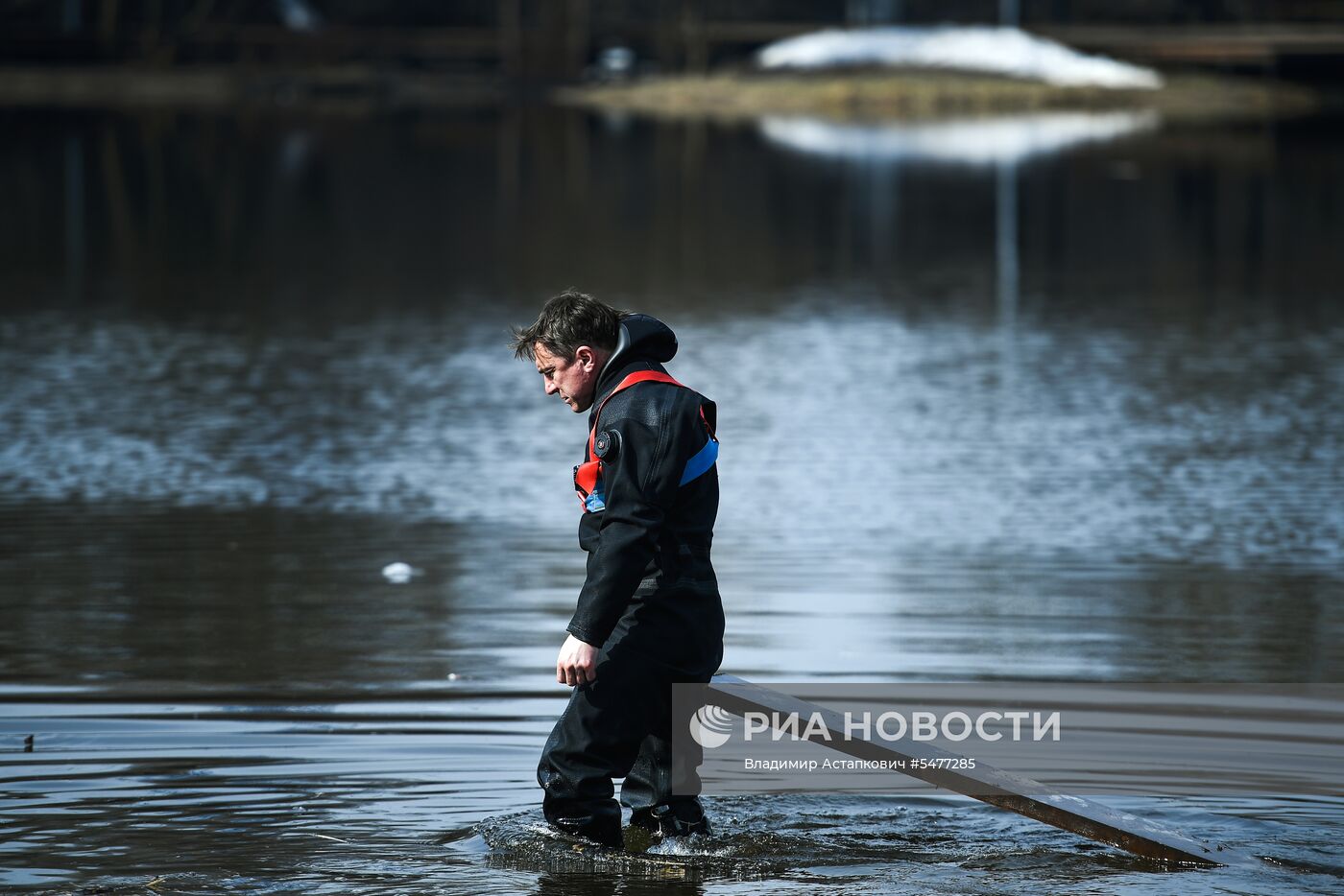 Очистка дна водоема от мусора 