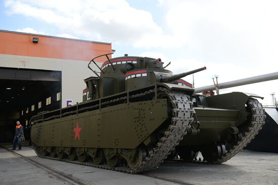 Испытания копии советского танка Т-35 в Екатеринбурге