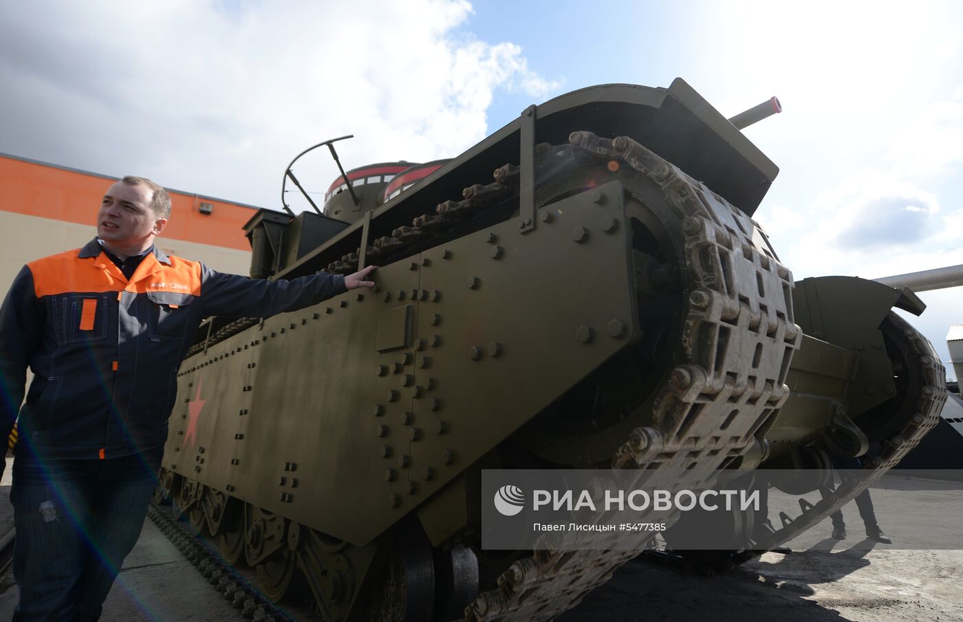 Испытания копии советского танка Т-35 в Екатеринбурге