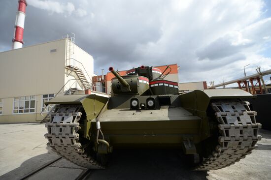 Испытания копии советского танка Т-35 в Екатеринбурге