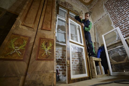 Реставрационные работы в дворцово-парковом ансамбле "Ораниенбаум"