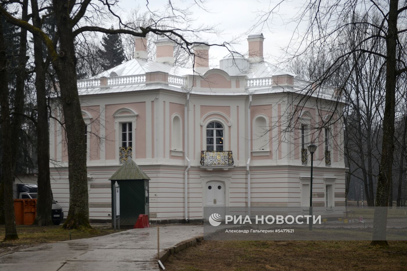 Реставрационные работы в дворцово-парковом ансамбле "Ораниенбаум"