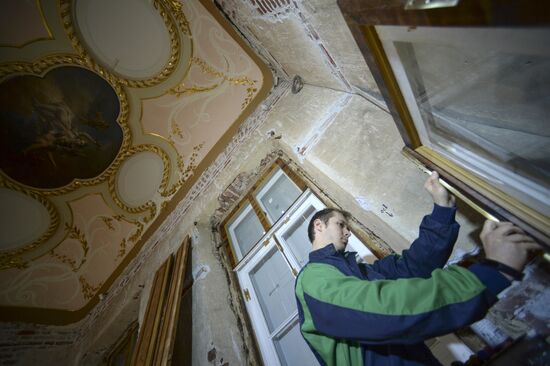 Реставрационные работы в дворцово-парковом ансамбле "Ораниенбаум"