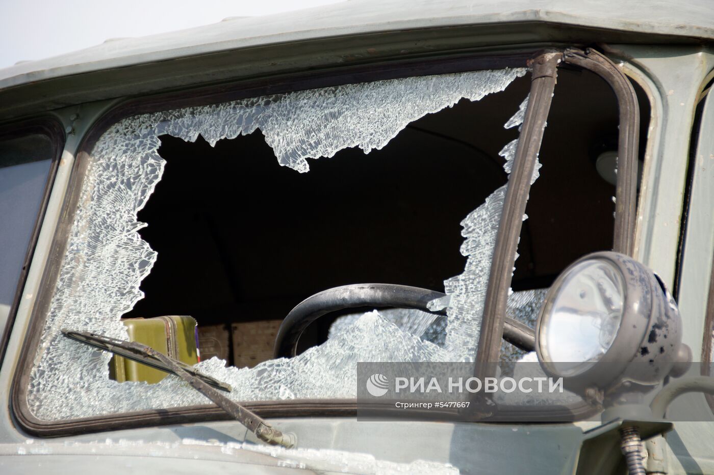 Последствия обстрела района в Луганске, где находилась техника для участия в параде Победы