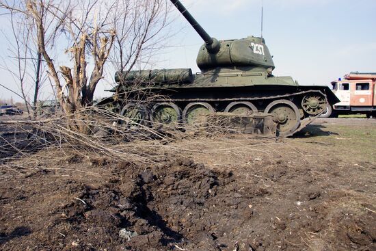 Последствия обстрела района в Луганске, где находилась техника для участия в параде Победы
