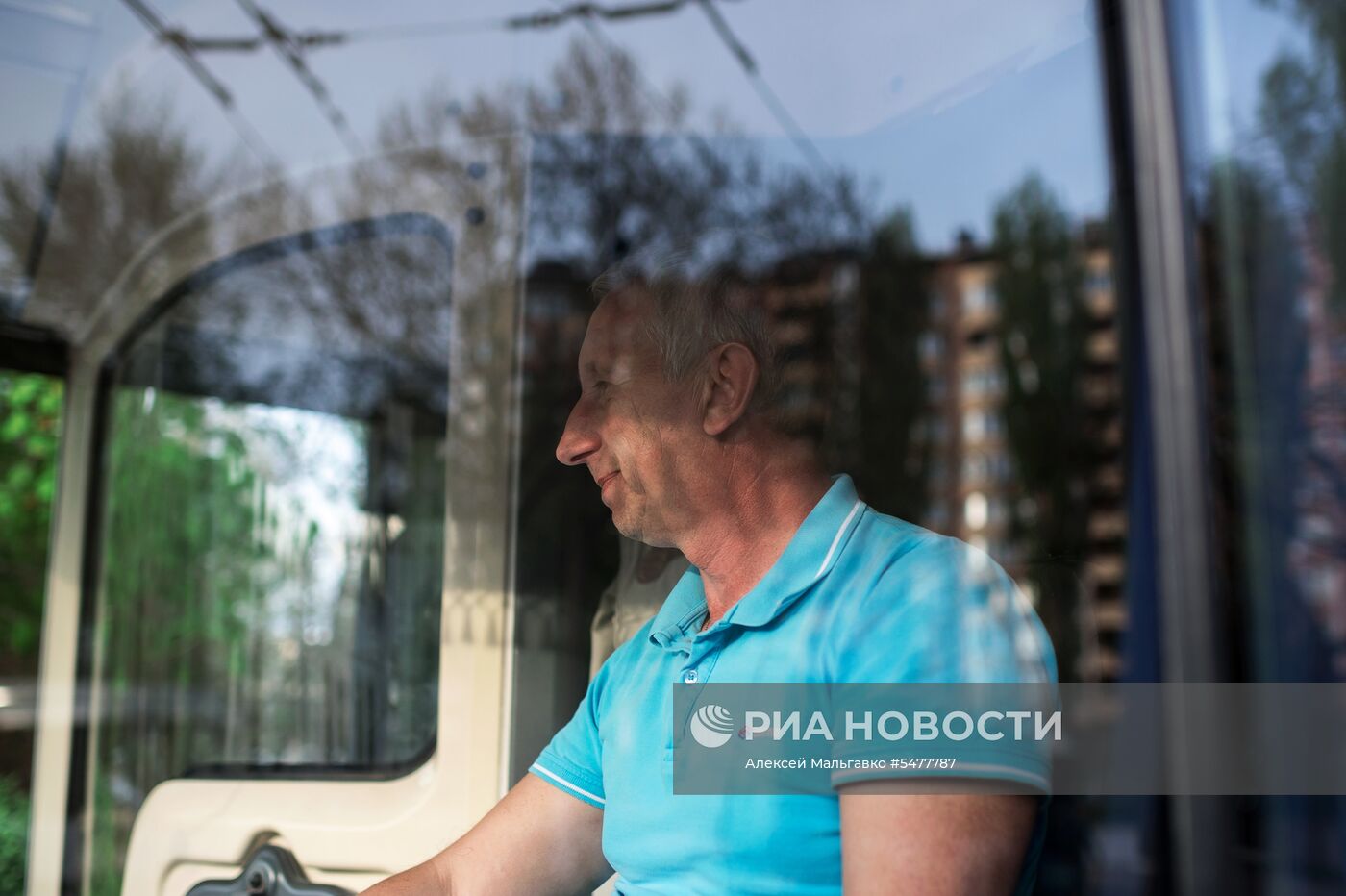 Первый в Крыму отечественный электробус вышел на маршрут