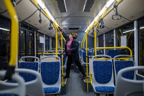 Первый в Крыму отечественный электробус вышел на маршрут