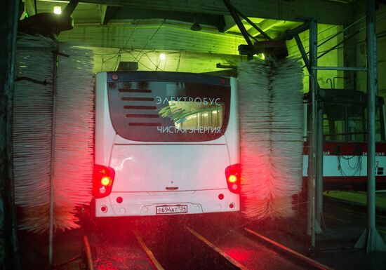 Первый в Крыму отечественный электробус вышел на маршрут