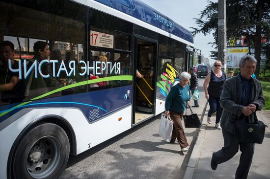 Первый в Крыму отечественный электробус вышел на маршрут