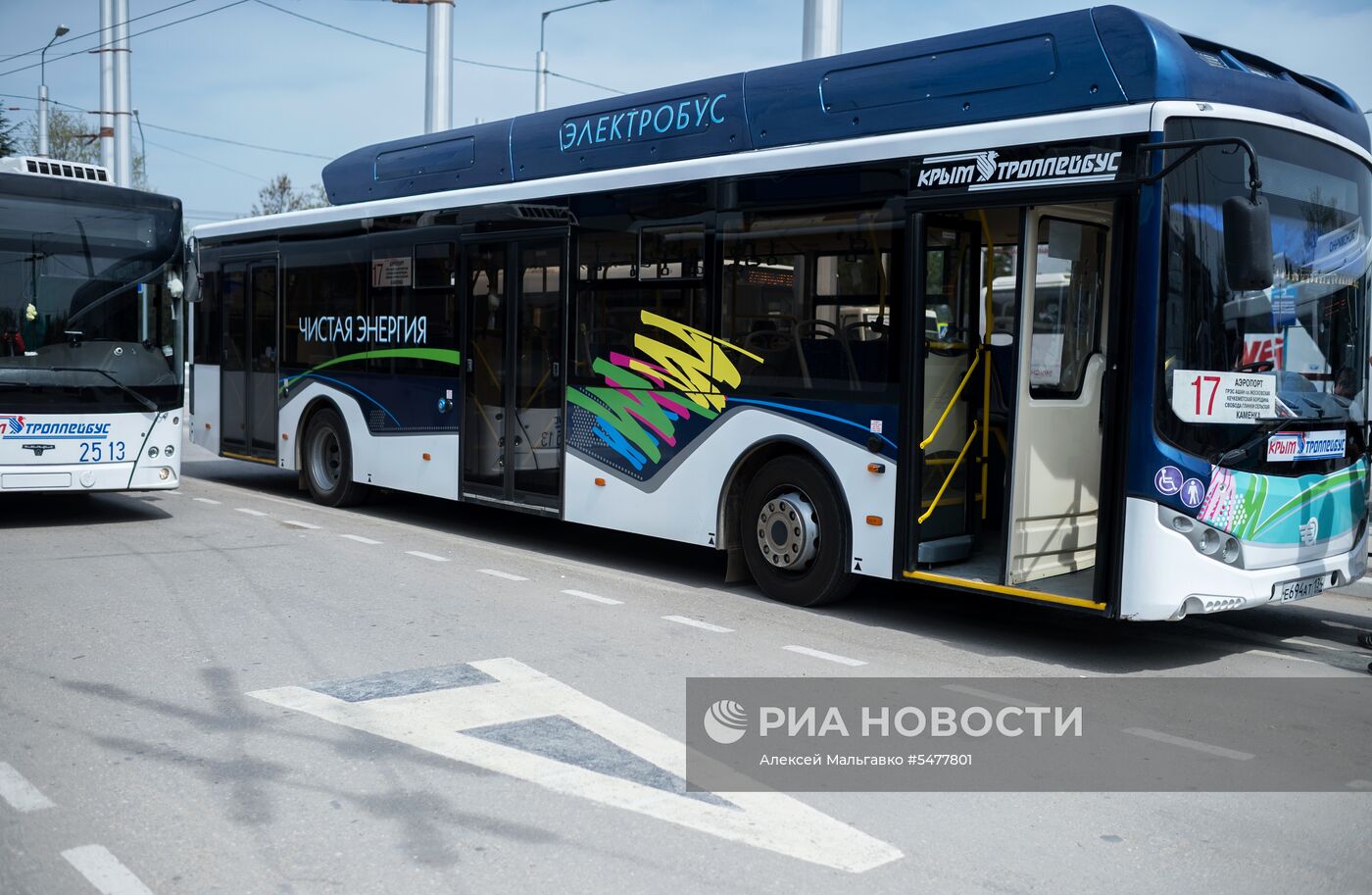 Первый в Крыму отечественный электробус вышел на маршрут