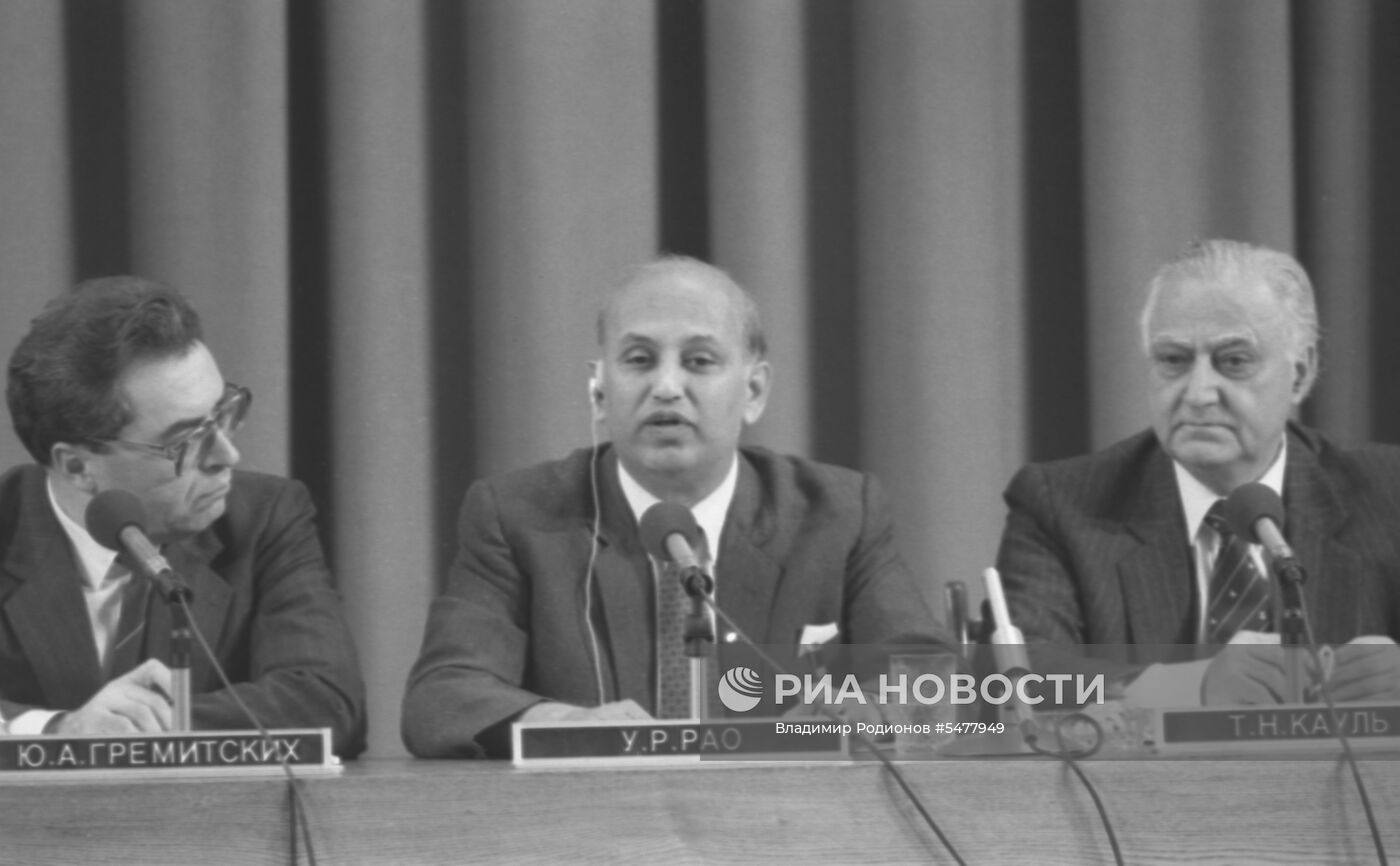 Пресс-конференция по случаю запуска первого индийского спутника IRS-1A