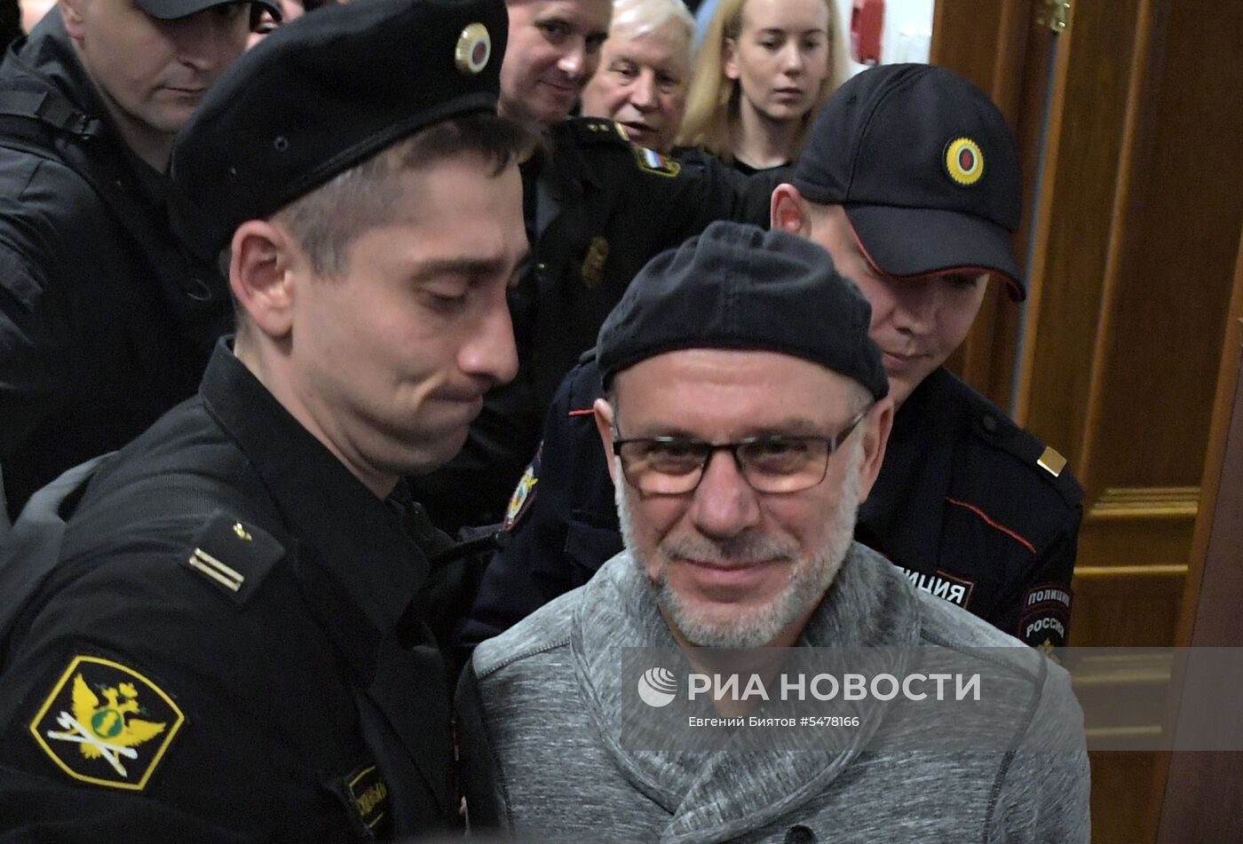 Рассмотрение ходатайства следствия о продлении домашнего ареста К. Серебренникову