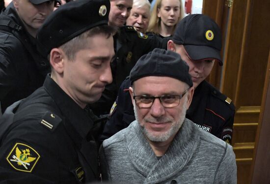 Рассмотрение ходатайства следствия о продлении домашнего ареста К. Серебренникову