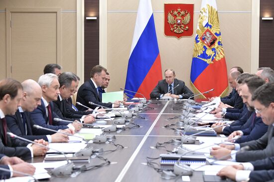 Президент РФ В. Путин провел очередное совещание с членами правительства РФ