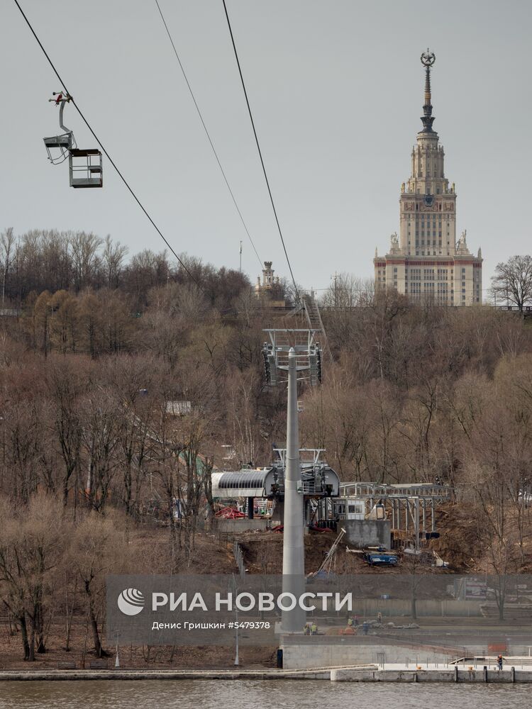 Строительство канатной дороги через Москву-реку в Лужниках