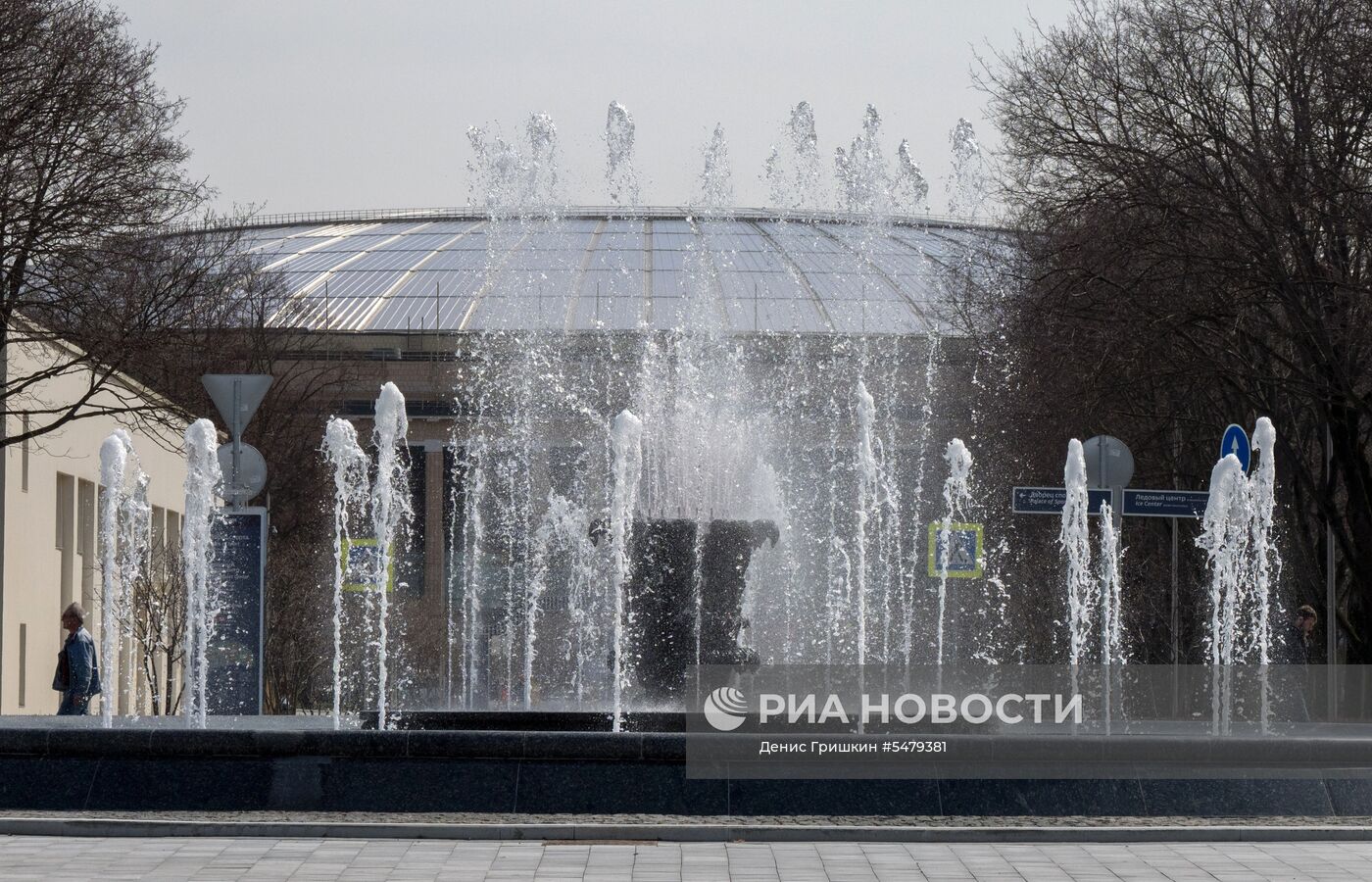 Строительство канатной дороги через Москву-реку в Лужниках