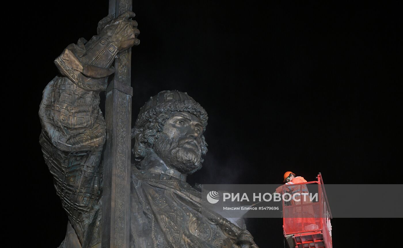 Мойка памятника князю Владимиру на Боровицкой площади
