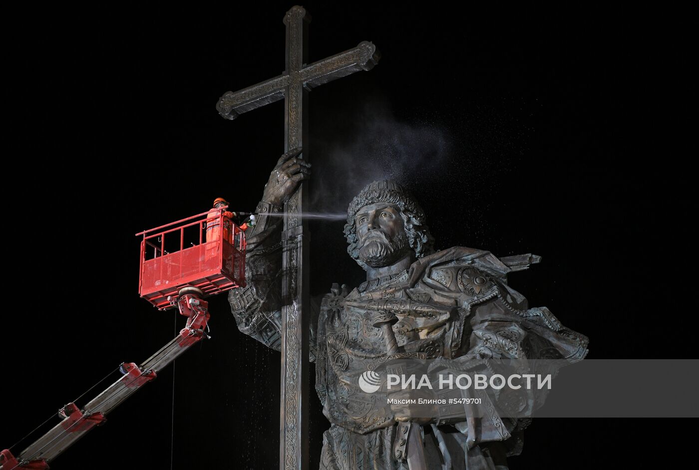 Мойка памятника князю Владимиру на Боровицкой площади