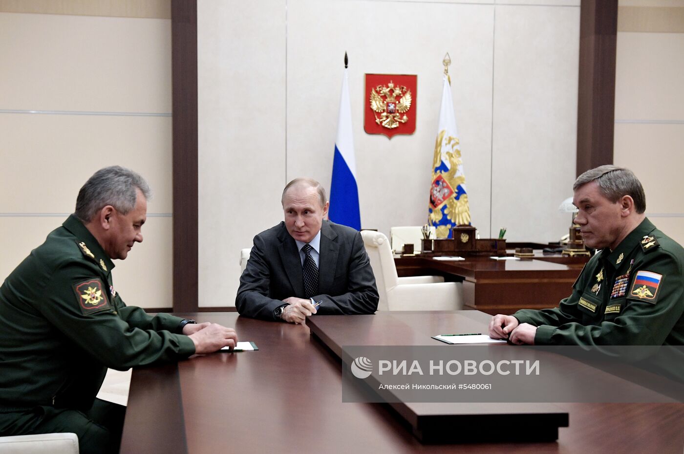 Президент РФ В. Путин провел совещание с главами Минобороны и Генштаба ВC РФ С. Шойгу и В. Герасимовым