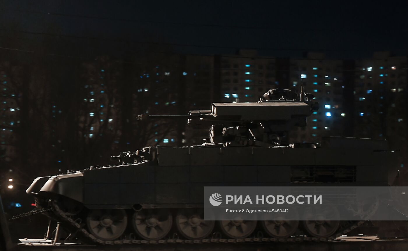Перемещение в Москву военной техники, которая примет участие в Параде Победы на Красной площади
