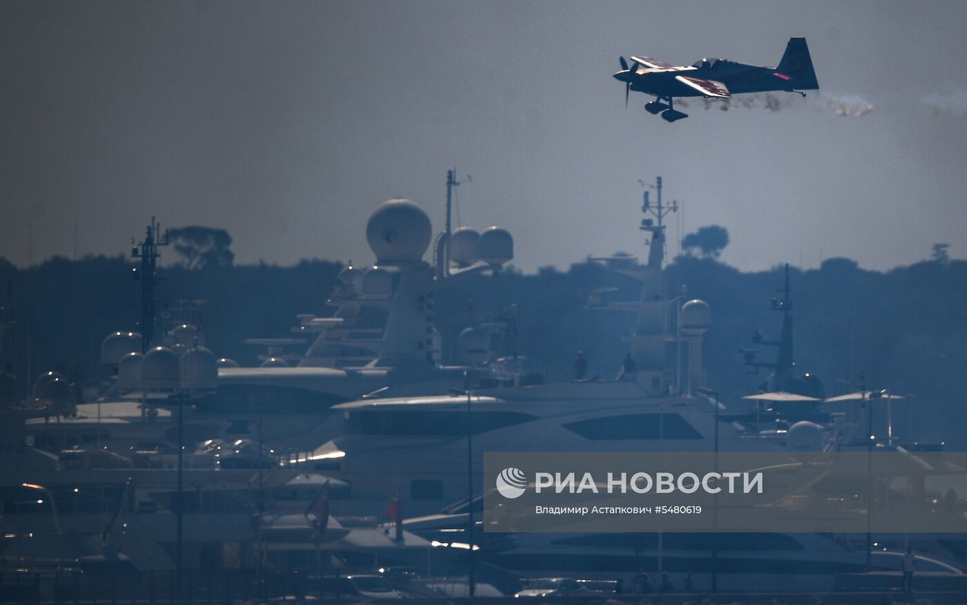 Этап чемпионата мира Red Bull Air Race в Каннах. Первый день