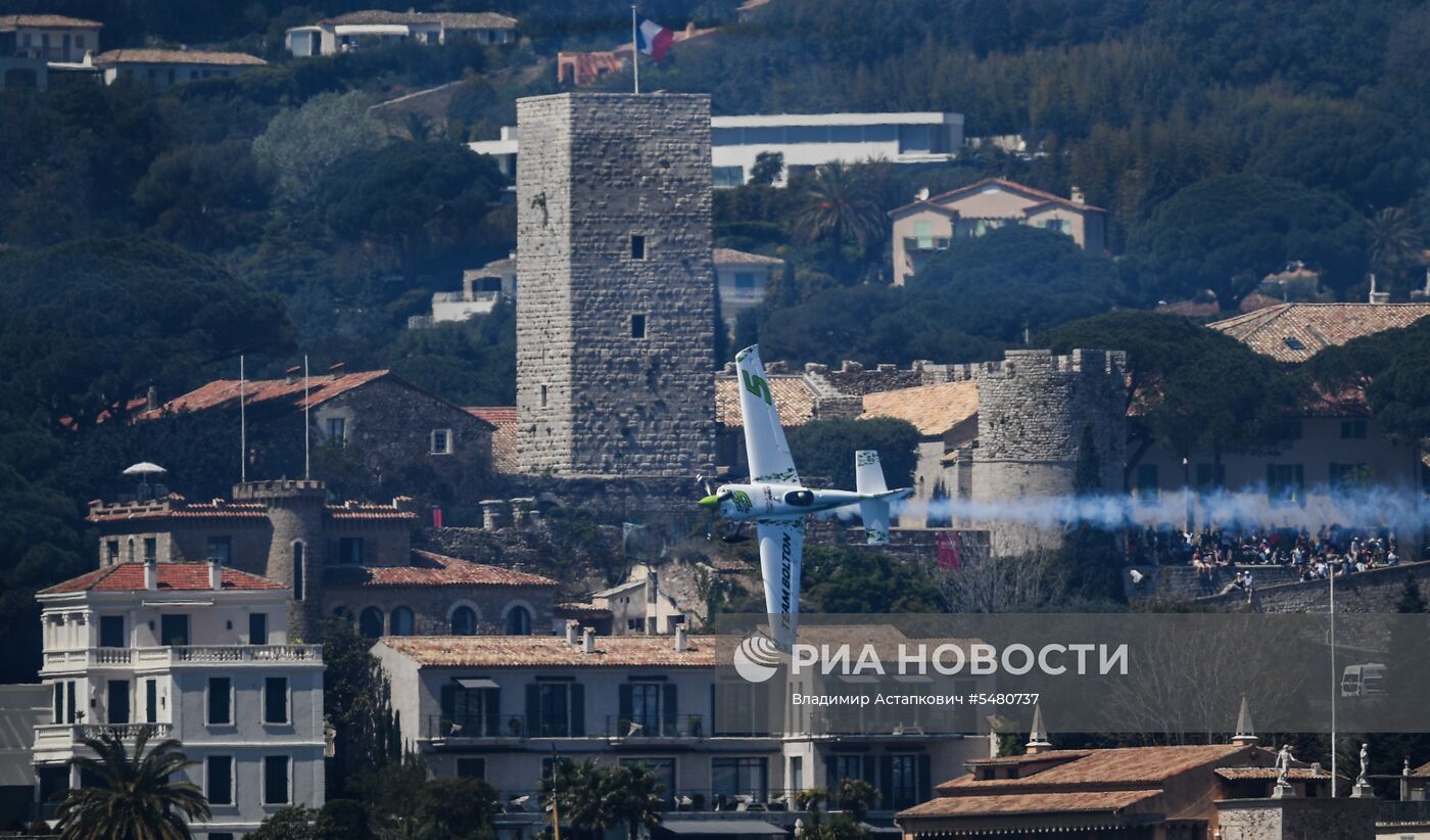 Этап чемпионата мира Red Bull Air Race в Каннах. Первый день