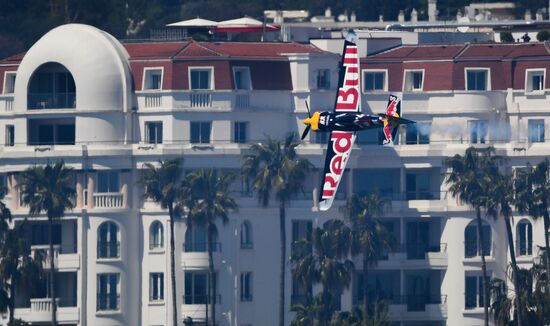 Этап чемпионата мира Red Bull Air Race в Каннах. Первый день
