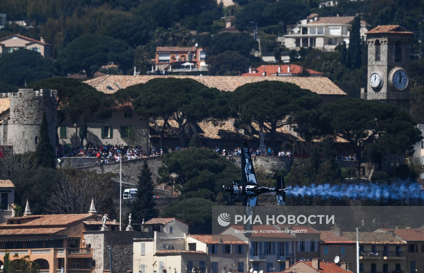 Этап чемпионата мира Red Bull Air Race в Каннах. Первый день