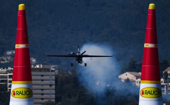 Этап чемпионата мира Red Bull Air Race в Каннах. Первый день