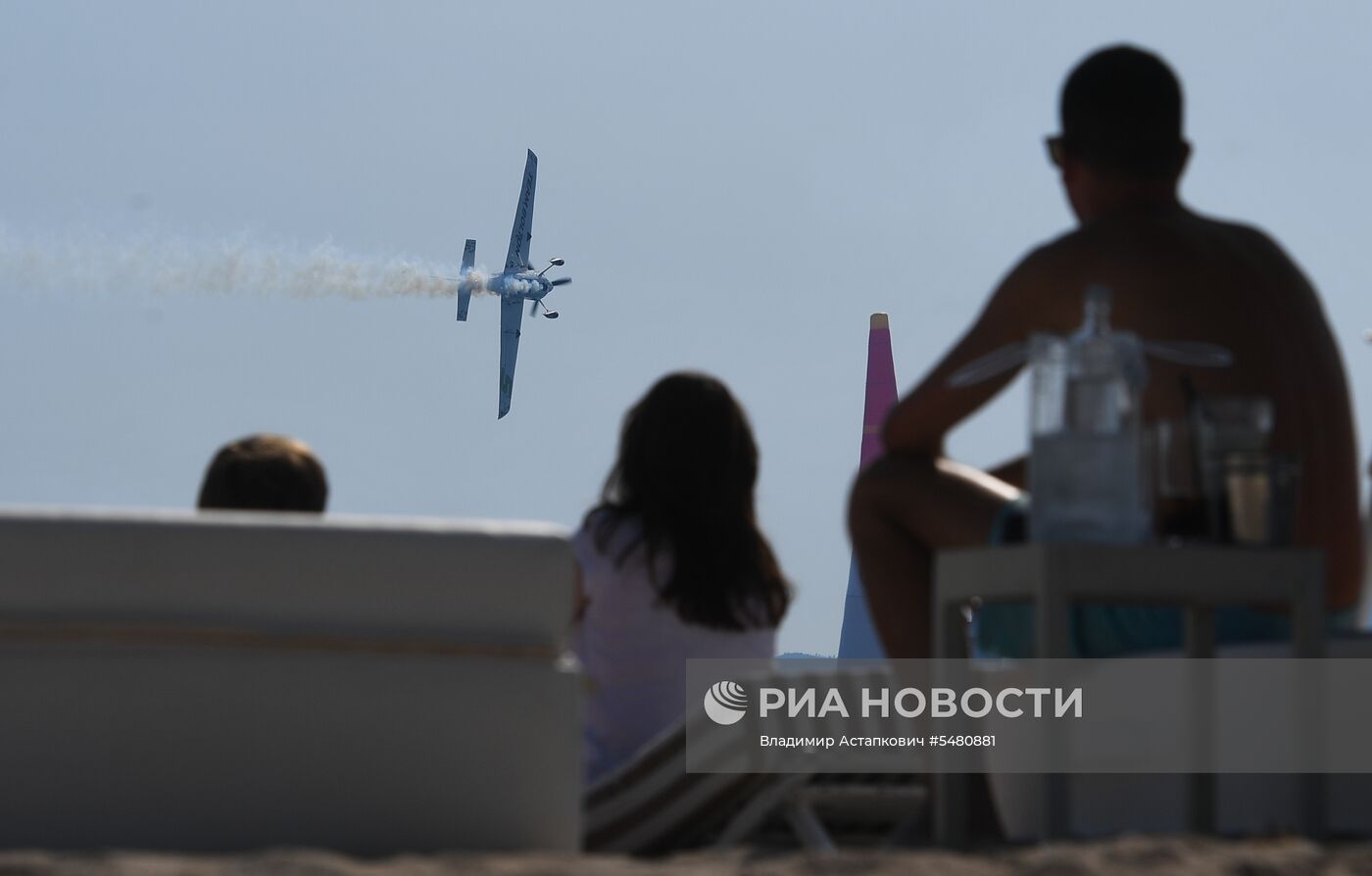 Этап чемпионата мира Red Bull Air Race в Каннах. Первый день