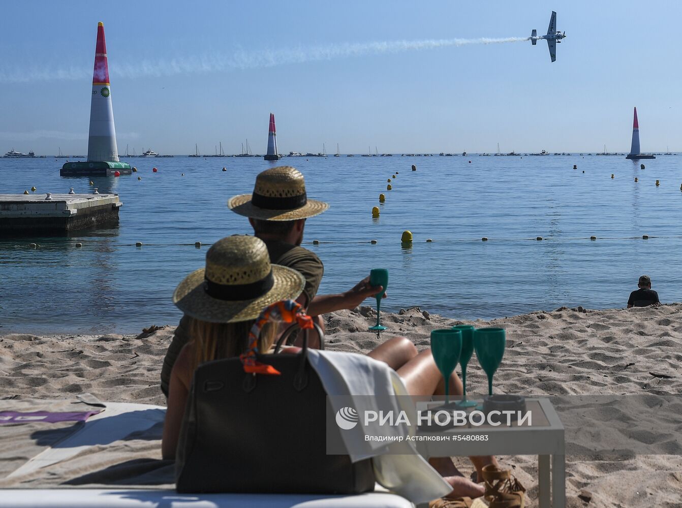 Этап чемпионата мира Red Bull Air Race в Каннах. Первый день