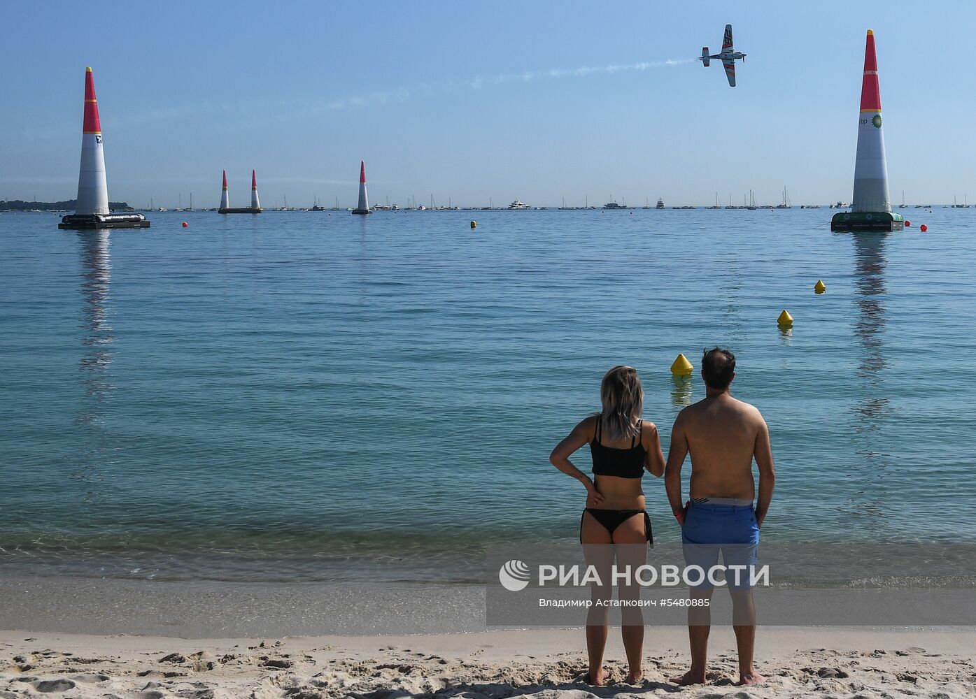 Этап чемпионата мира Red Bull Air Race в Каннах. Первый день