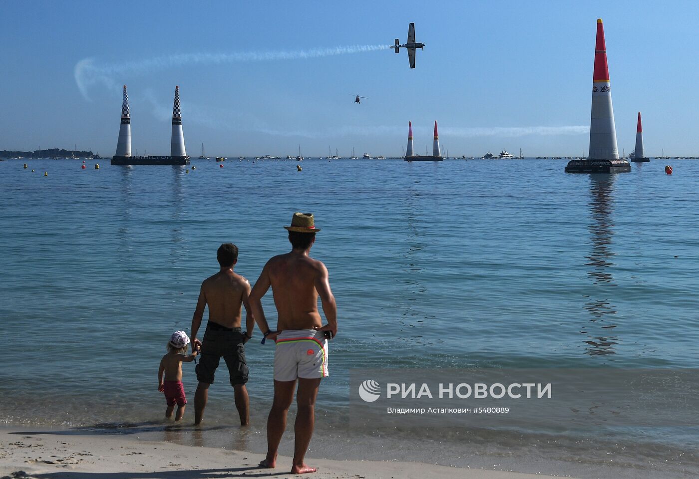 Этап чемпионата мира Red Bull Air Race в Каннах. Первый день