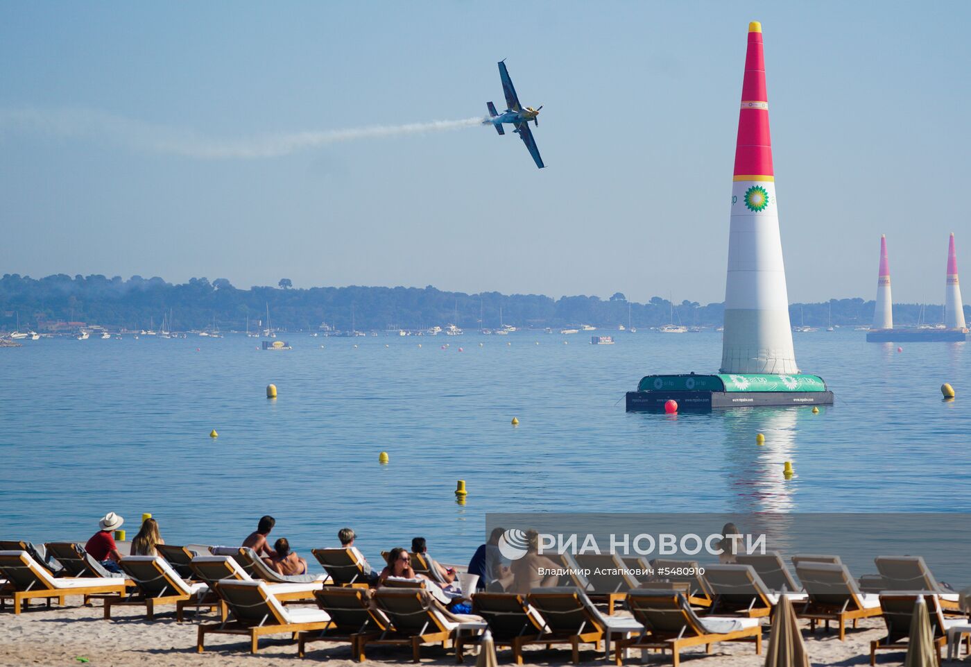 Этап чемпионата мира Red Bull Air Race в Каннах. Первый день