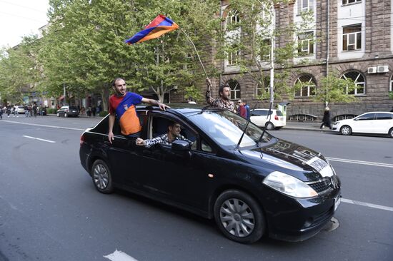 Митинг в Ереване в связи с отставкой С. Саргсяна