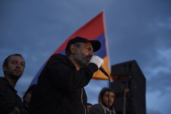 Митинг в Ереване в связи с отставкой А. Саргсяна