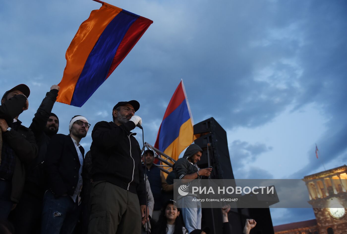 Митинг в Ереване в связи с отставкой А. Саргсяна