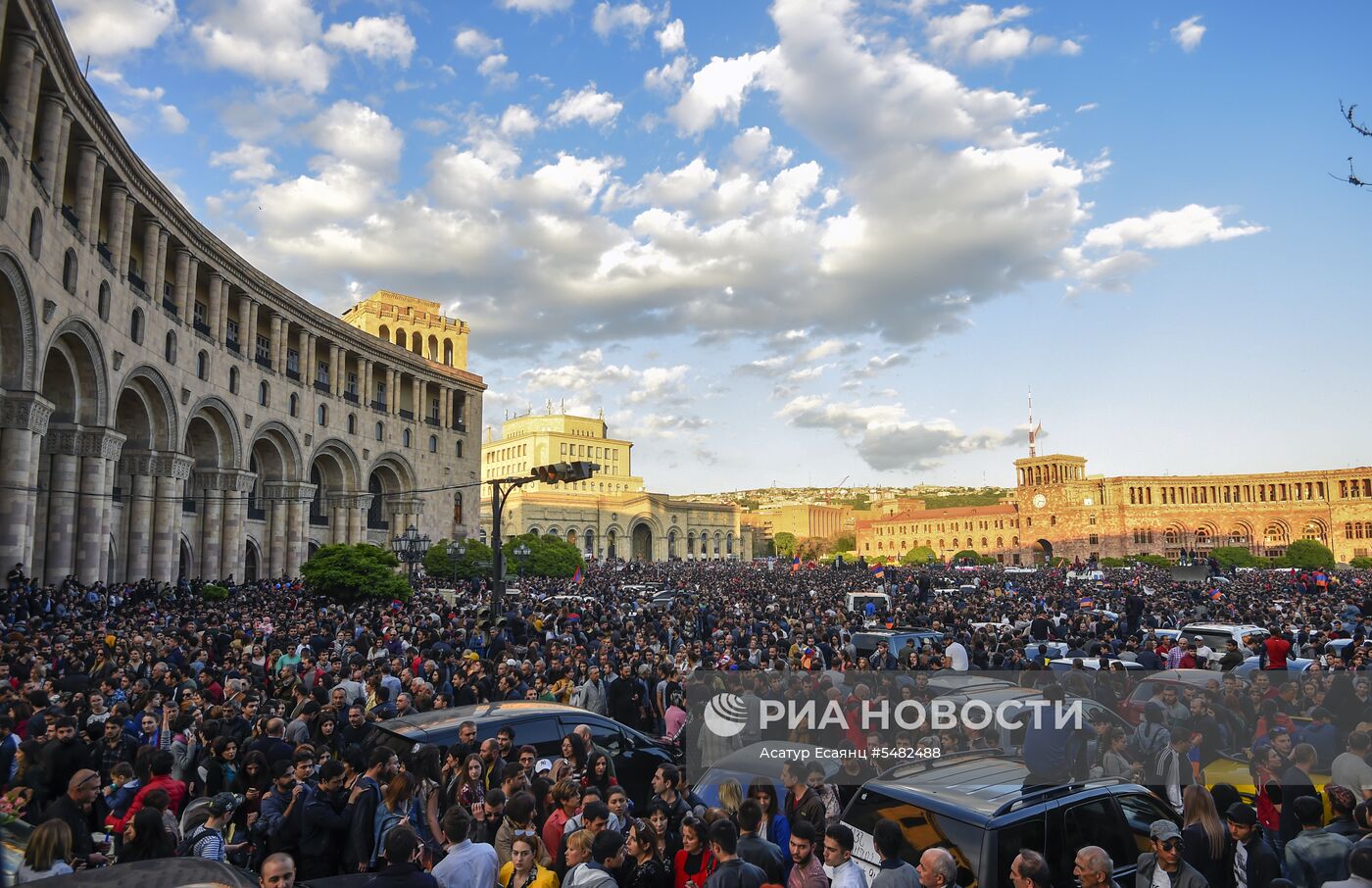 Митинг в Ереване в связи с отставкой А. Саргсяна