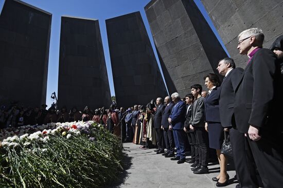 Возложение цветов в Ереване в память о жертвах геноцида армян