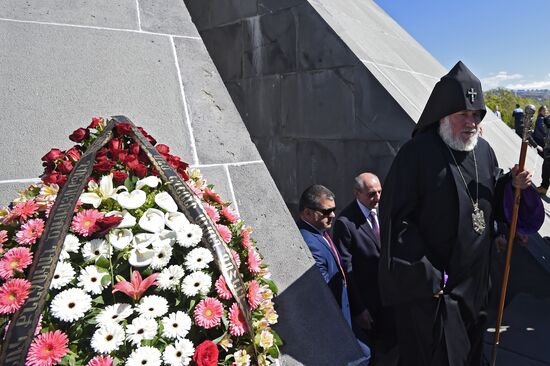Возложение цветов в Ереване в память о жертвах геноцида армян