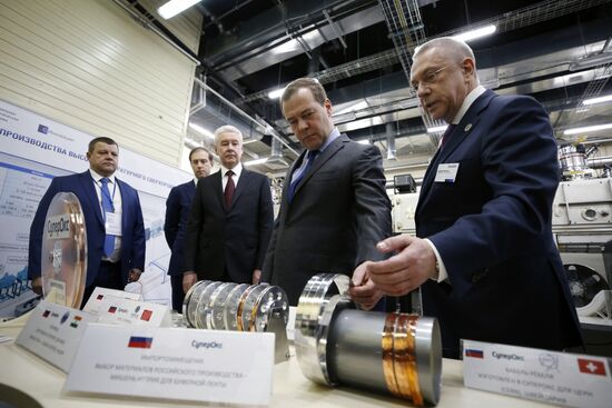 Премьер-министр Рф Д. Медведев посетил технопарк "Слава" в Москве