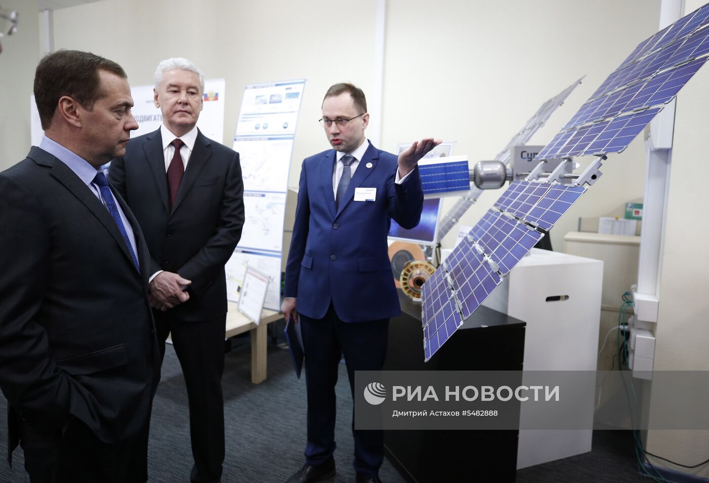 Премьер-министр Рф Д. Медведев посетил технопарк "Слава" в Москве