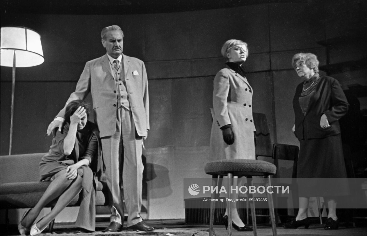 Спектакль "Странная миссис Сэвидж" в театре Моссовета