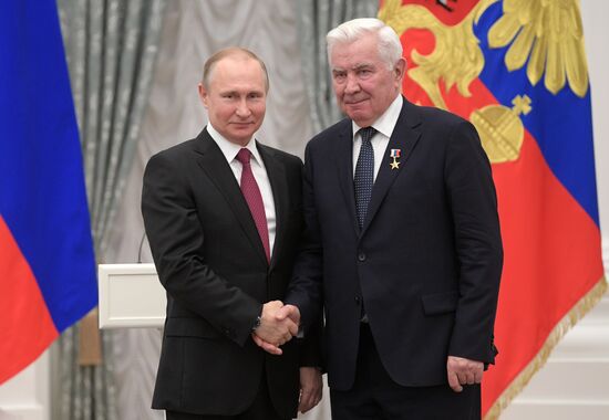 Президент РФ В. Путин вручил медали "Герой Труда Российской Федерации"