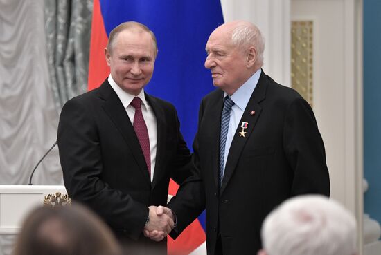 Президент РФ В. Путин вручил медали "Герой Труда Российской Федерации"