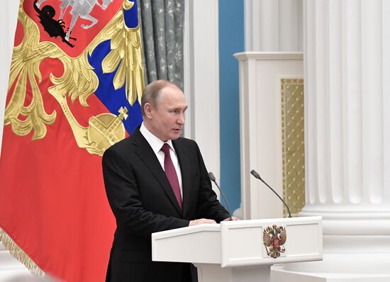 Президент РФ В. Путин вручил медали "Герой Труда Российской Федерации"