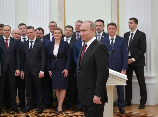 Президент РФ В. Путин встретился с выпускниками программы развития кадрового управленческого резерва