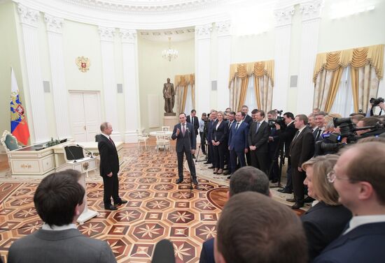 Президент РФ В. Путин встретился с выпускниками программы развития кадрового управленческого резерва